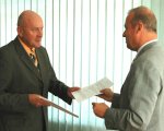 Waldemar Bartelik i Andrzej Twardowski wymieniają podpisaną umowę wbartelik_atwardowski_1500_1200.jpg