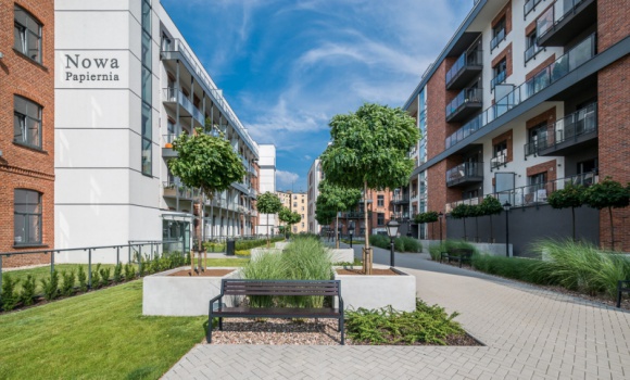 Nowa Papiernia przyłącza się do święta książki LIFESTYLE, Książka - Już w sobotę Europejska Noc Literatury zagości w wielu miejscach Przedmieścia Oławskiego, w tym również w tych nietypowych. Za jedną ze scen posłuży patio Nowej Papierni - kultowego miejsca, które starej fabryce dało drugie życie.