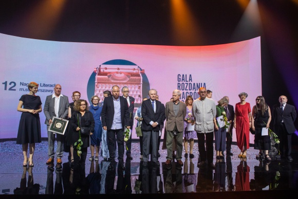 Znamy laureatów 12. edycji Nagrody Literackiej m.st. Warszawy! LIFESTYLE, Książka - 9 czerwca podczas uroczystej gali w Nowym Teatrze ogłoszono laureatów 12. edycji Nagrody Literackiej m.st. Warszawy. Wyróżnieni autorzy to Wiesław Myśliwski, Krystyna Dąbrowska, Cezary Harasimowicz i Marta Kurczewska oraz Andrzej Żor.