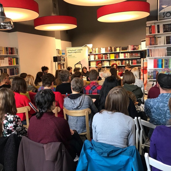 O życiu i psychologii w czasach social mediów LIFESTYLE, Książka - O międzypokoleniowych różnicach, wpływaniu social mediów na życie pokolenia iGen, aktywizmie i wszechobecnej w Polsce mowie nienawiści rozmawiano podczas II Festiwalu Książki Psychologicznej.