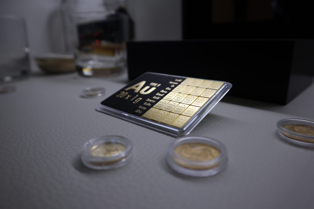 combibar of gold surrounded by gold coins Najlepszy prezent dla dziecka? Tabliczka złota!